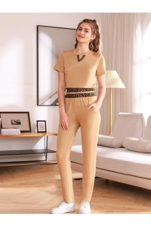طقم كجوال بنطلون بجيوب مع تيشيرت قصير