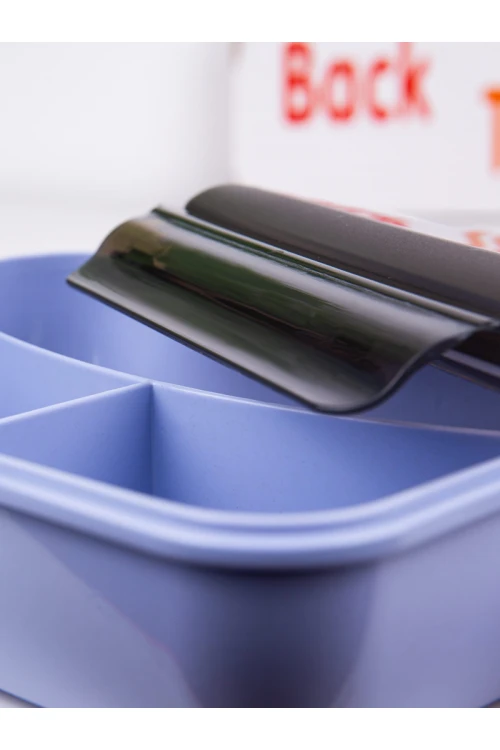 صندوق غداء مقسم مع أدوات طعام