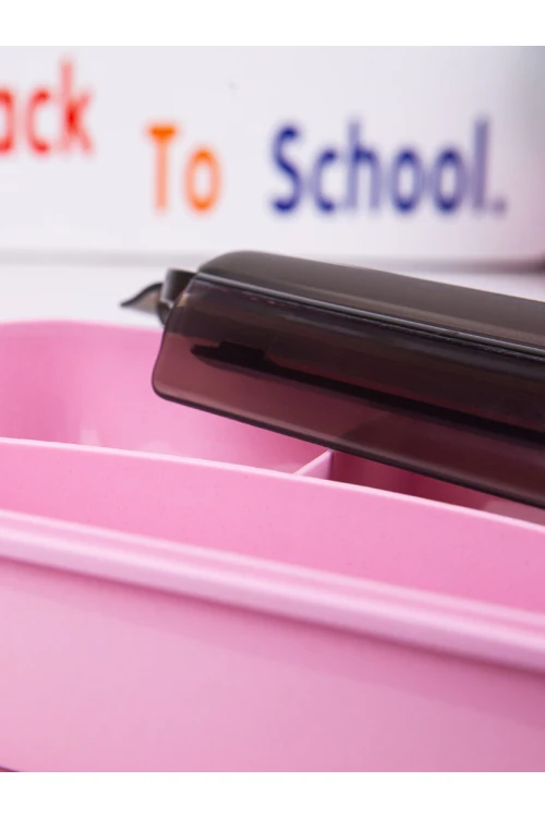 صندوق غداء مقسم مع أدوات طعام