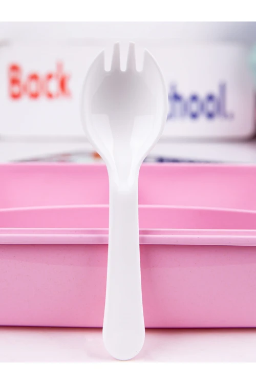 صندوق غداء مقسم مع أدوات طعام