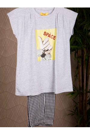 بيجاما بنطلون كاروهات مع تيشيرت بأكمام قصيرة