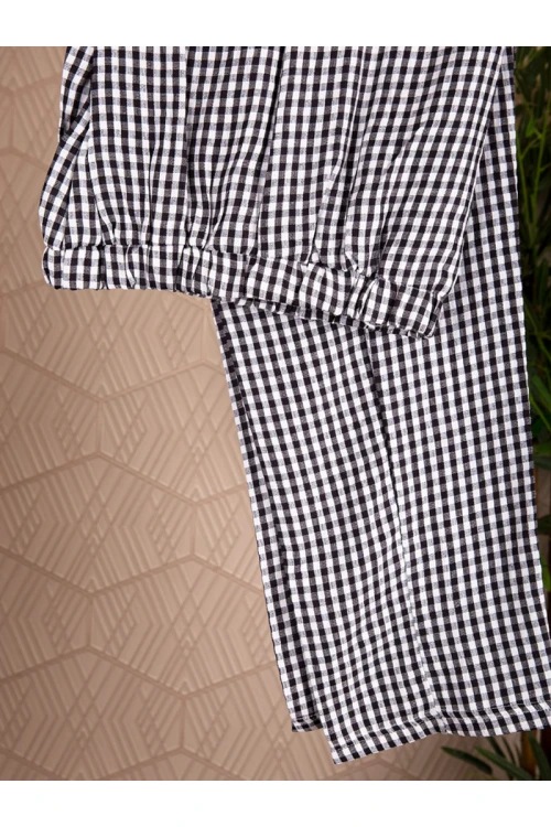 بيجاما بنطلون كاروهات مع تيشيرت بأكمام قصيرة