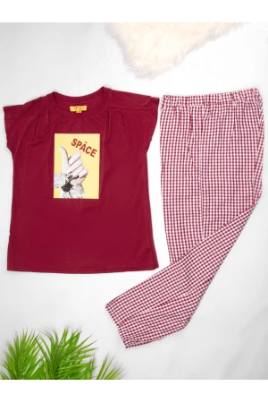 بيجاما بنطلون كاروهات مع تيشيرت بأكمام قصيرة