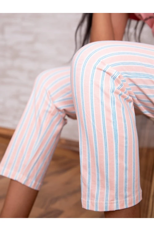 بيجاما بنطلون مع تيشيرت مزينة بطبعات مخططة