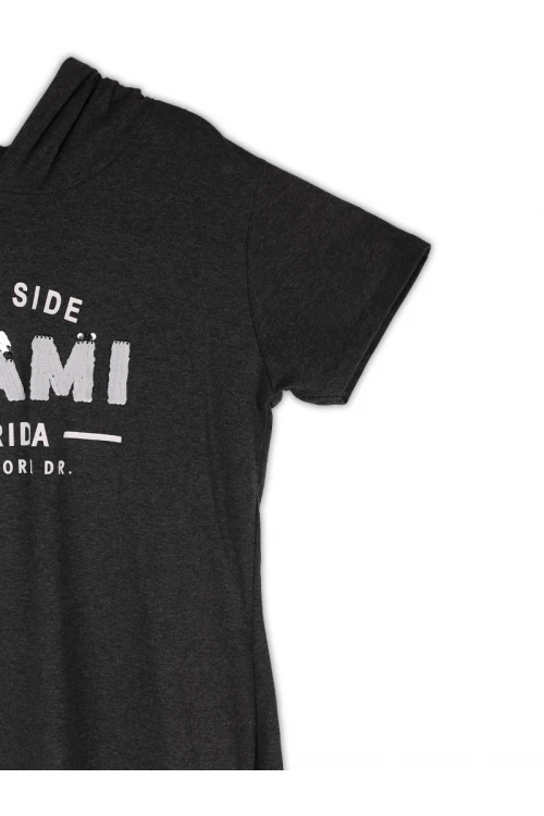 قميص نسائي قصير بفتحات جانبية مع قبعة