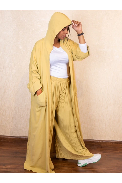 عباية بقبعة مع بنطلون بكسرات وخصر مطاطي