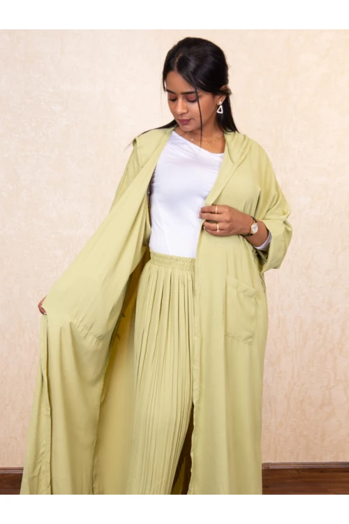 عباية بقبعة مع بنطلون بكسرات وخصر مطاطي