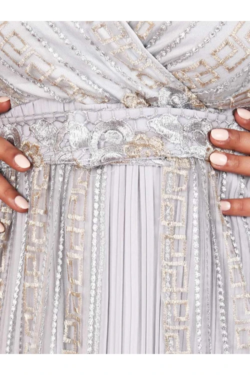 فستان مزخرف بكسرات و أكمام طويلة