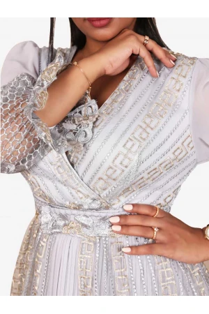 فستان مزخرف بكسرات و أكمام طويلة