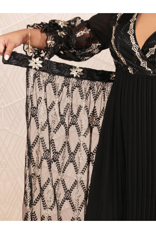فستان مزخرف بكسرات و أكمام طويلة