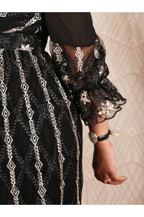 فستان مزخرف بكسرات و أكمام طويلة