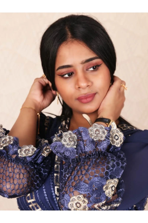 فستان مزخرف بكسرات و أكمام طويلة