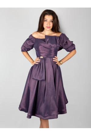 فستان سهره قصير بأكتاف مكشوفة