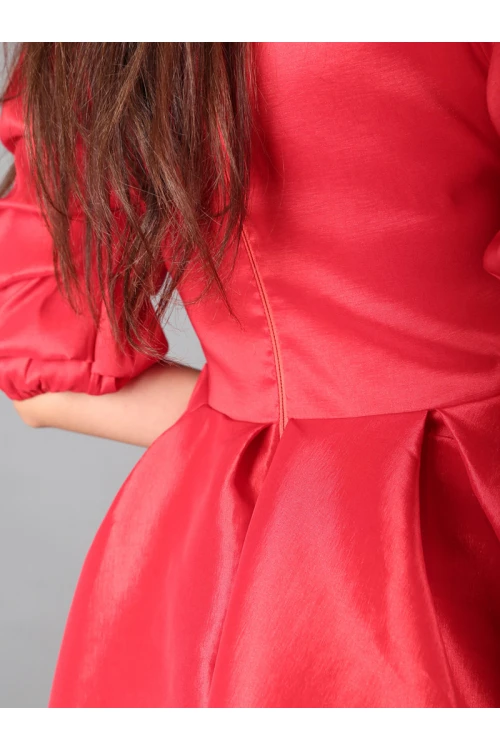 فستان سهره قصير بأكتاف مكشوفة