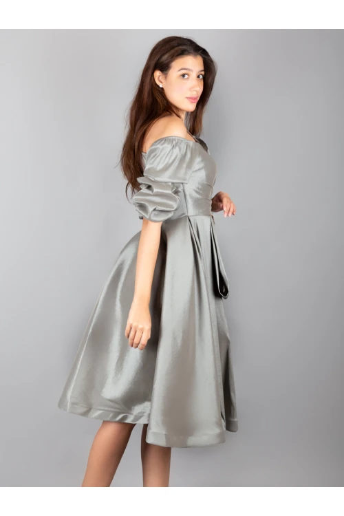 فستان سهره قصير بأكتاف مكشوفة