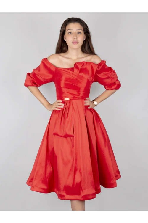 فستان سهره قصير بأكتاف مكشوفة