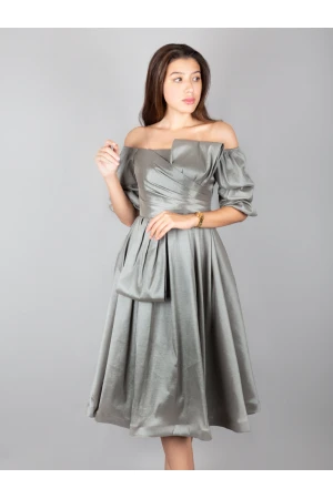 فستان سهره قصير بأكتاف مكشوفة