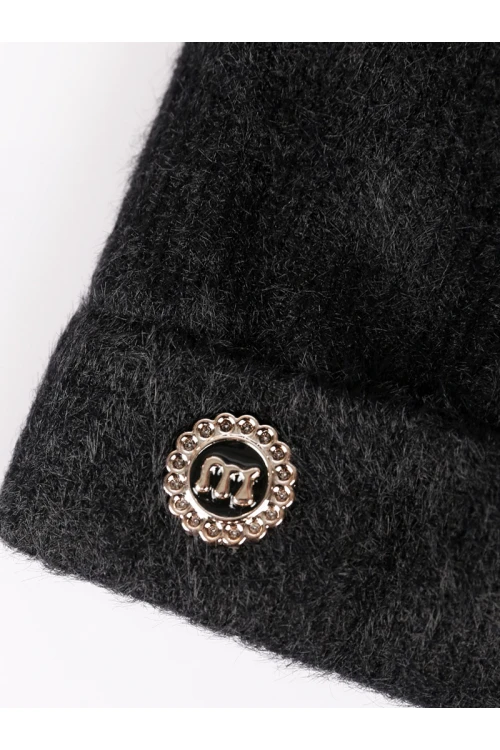 قبعة شتوية مزينة بكرة فرو