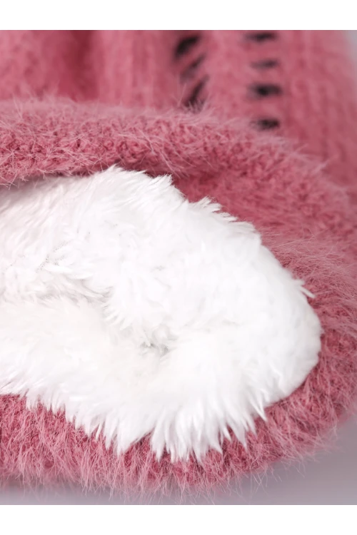 قبعة شتوية مزينة بكرة فرو