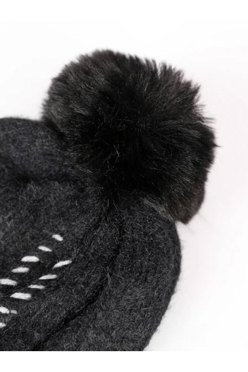 قبعة شتوية مزينة بكرة فرو