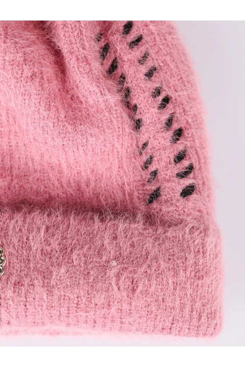 قبعة شتوية مزينة بكرة فرو