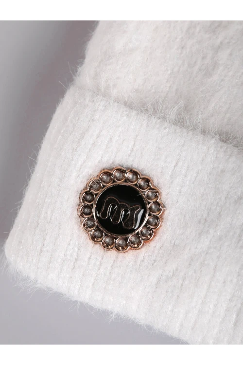 قبعة شتوية مزينة بكرة فرو