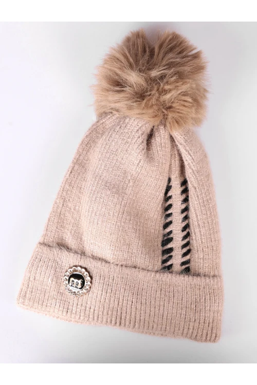 قبعة شتوية مزينة بكرة فرو