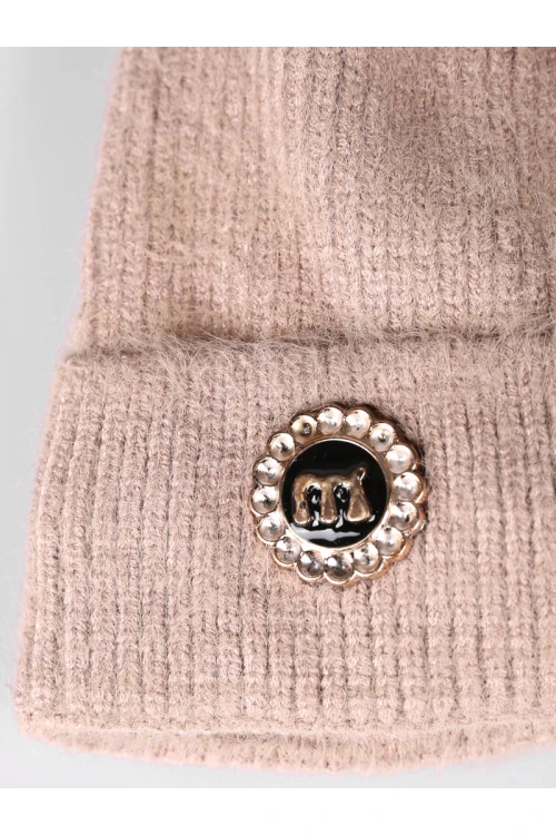 قبعة شتوية مزينة بكرة فرو