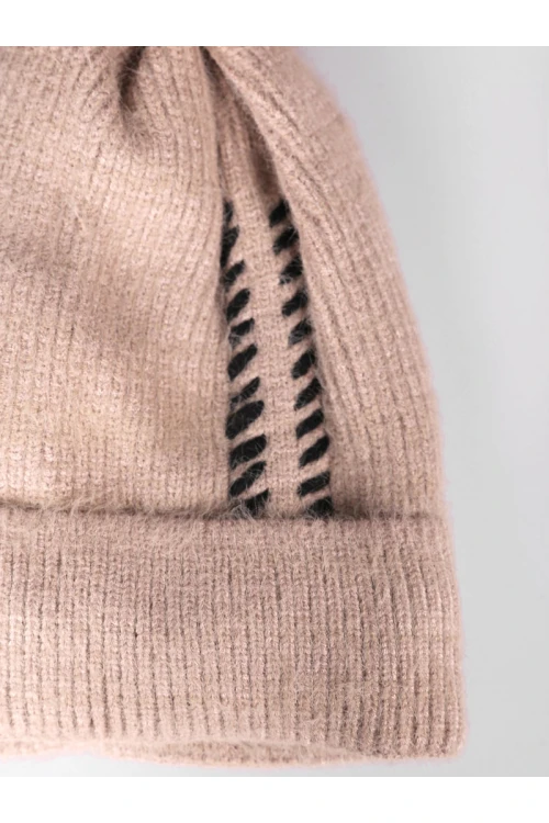 قبعة شتوية مزينة بكرة فرو