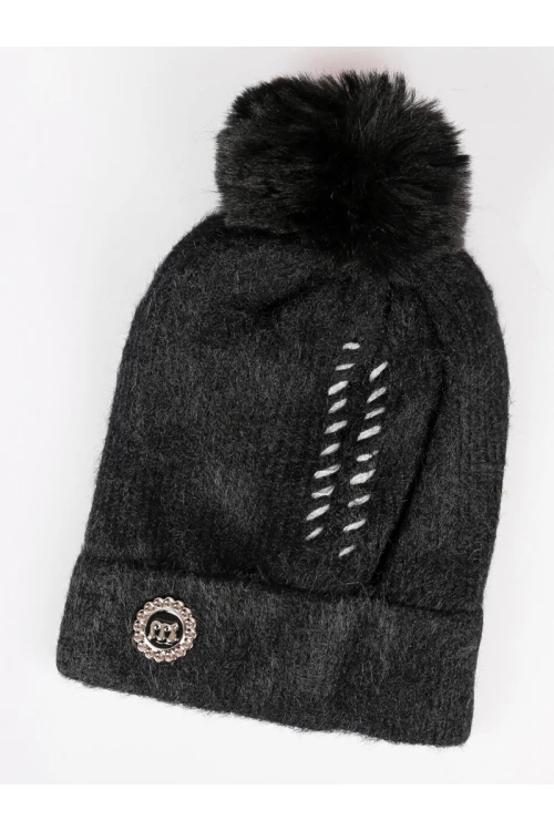 قبعة شتوية مزينة بكرة فرو