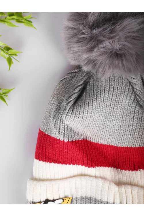 قبعة شتوية مخططة مزينة بالفرو