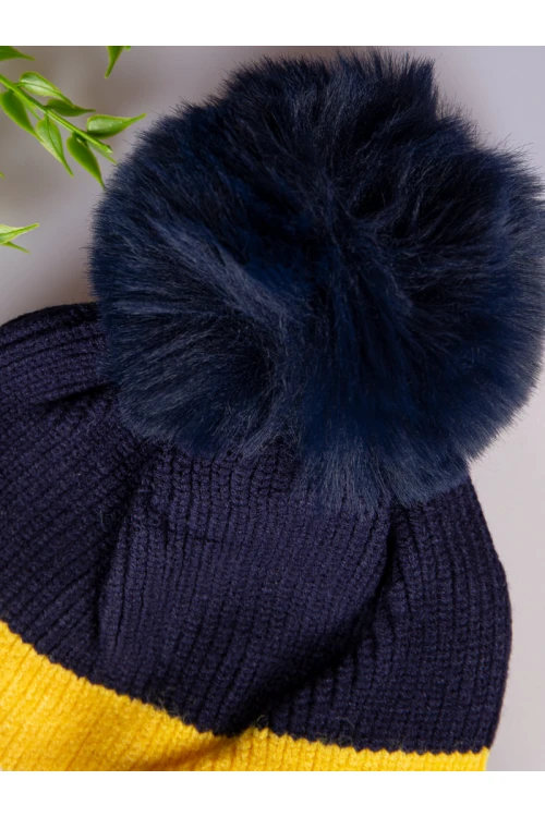 قبعة شتوية مخططة مزينة بالفرو