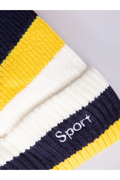 قبعة شتوية مخططة مزينة بالفرو