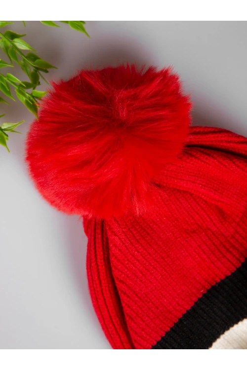 قبعة شتوية مخططة مزينة بالفرو
