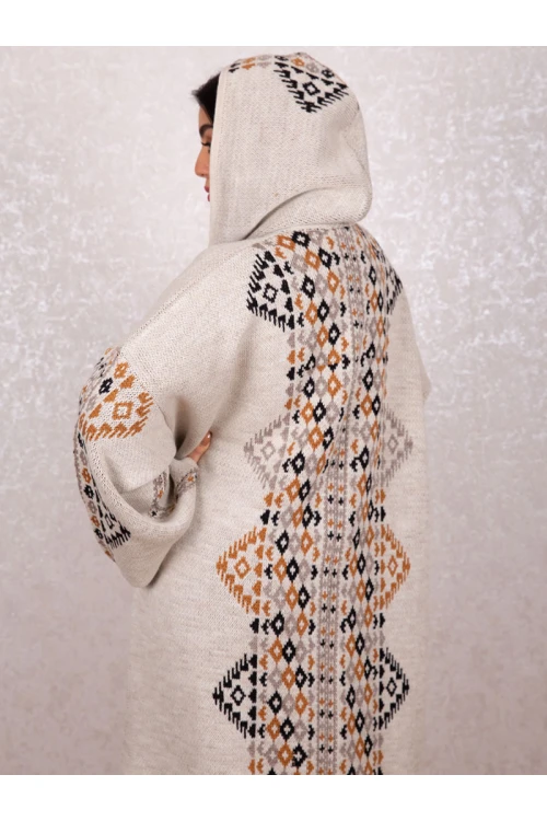 فرو شتوي مزخرف بطبعات مع قبعة