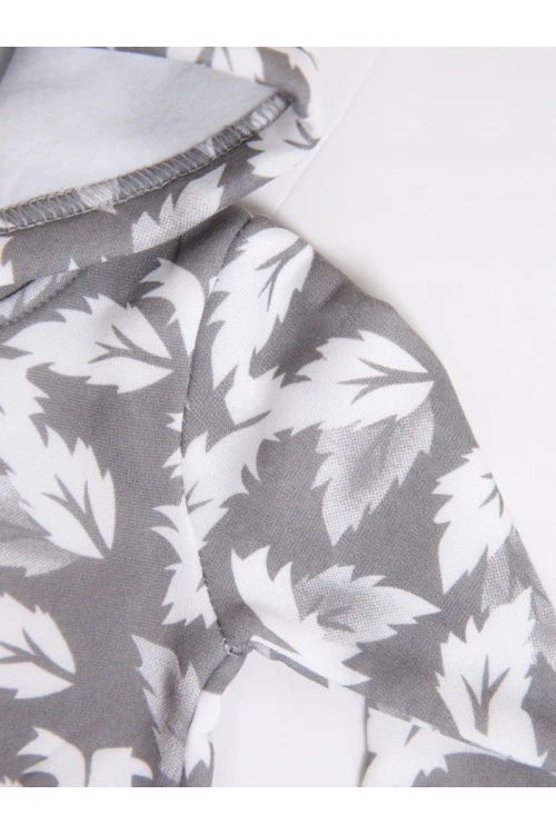 جاكيت جامبو شتوي مزين بطبعات ورق شجر