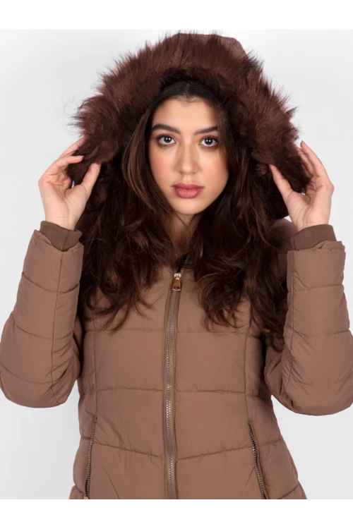 جاكيت شتوي متوسط الطول بقبعة فرو