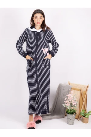 قميص مخطط مع قبعة مزينة بالفرو