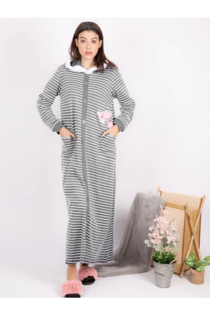 قميص مخطط مع قبعة مزينة بالفرو