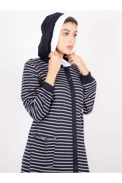 قميص مخطط مع قبعة مزينة بالفرو