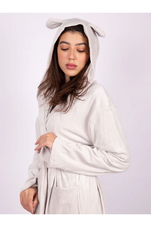 روب مخمل مع جيوب و قبعة مزين بطبعات كتابة