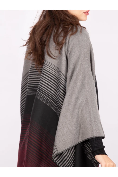 شال بقصة واسعة مخطط