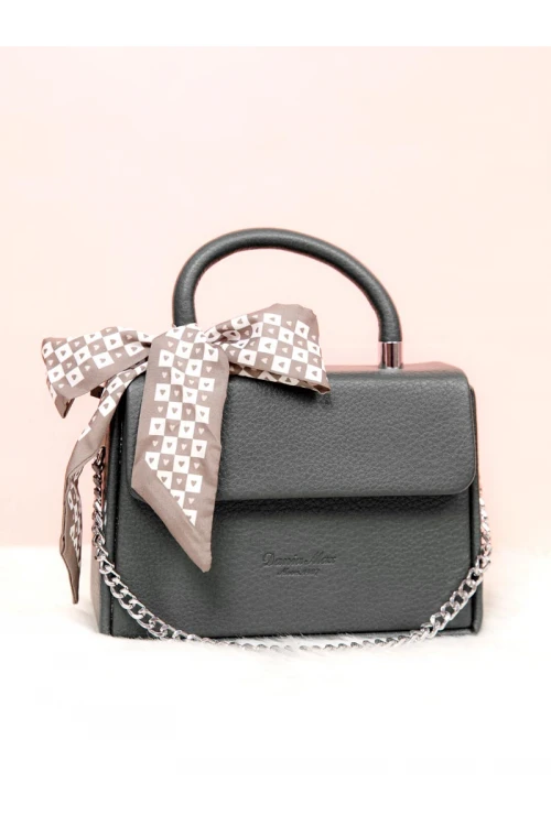 حقيبة مزينه بشريطة