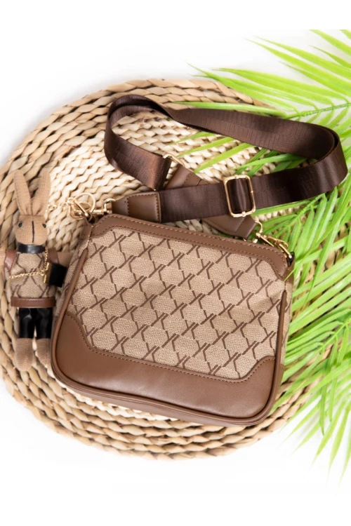 حقيبة مزينه بميدالية