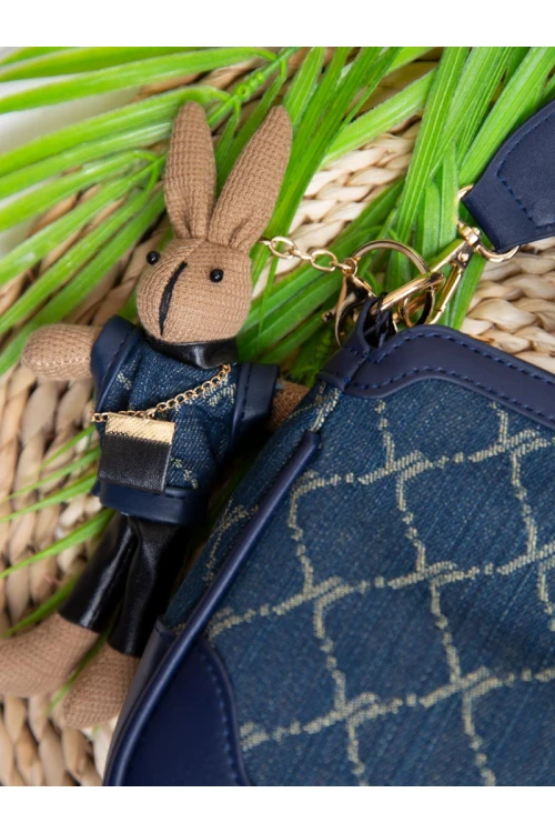 حقيبة مزينه بميدالية