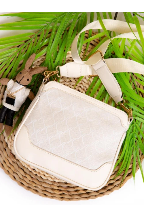 حقيبة مزينه بميدالية