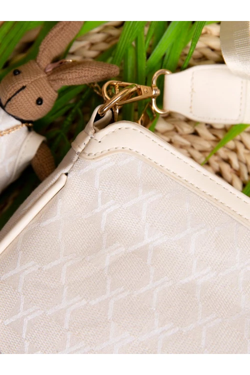 حقيبة مزينه بميدالية