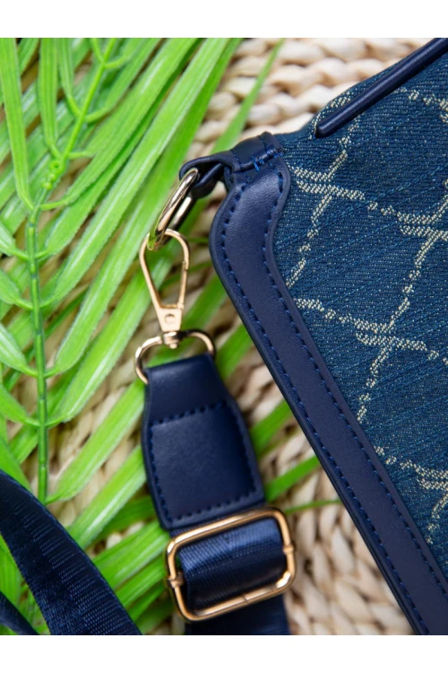 حقيبة مزينه بميدالية