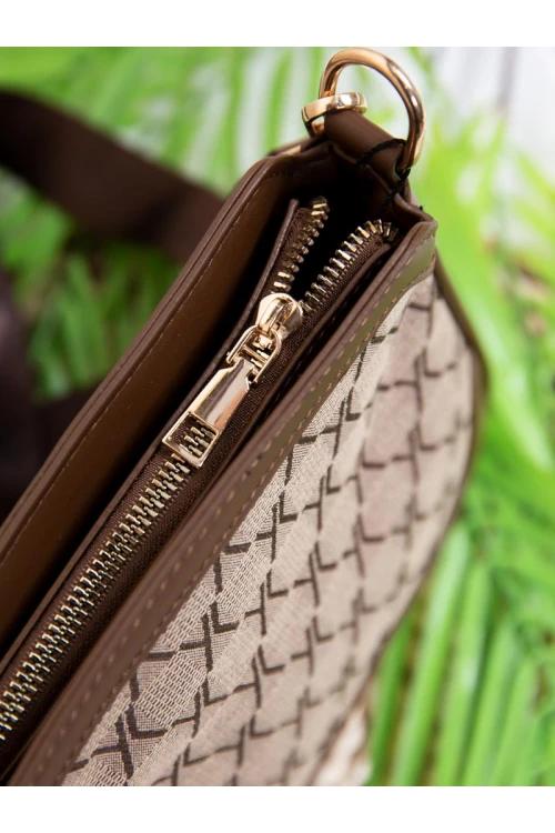 حقيبة مزينه بميدالية