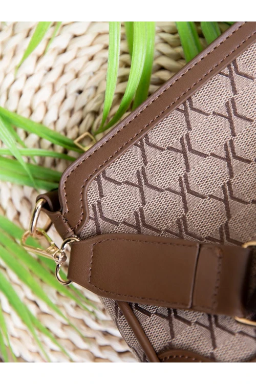 حقيبة مزينه بميدالية